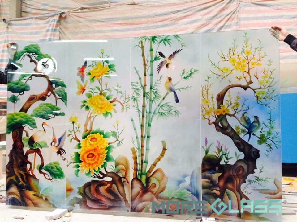 Thi công tranh kính khắc tứ quý tùng-cúc-trúc-mai giữa 4 mùa trong một năm có ý nghĩa phong thủy, biểu tượng cho sự thay đổi của thời gian và đất trời, với mục đích mang lại may mắn và hy vọng cho cuộc sống mới.